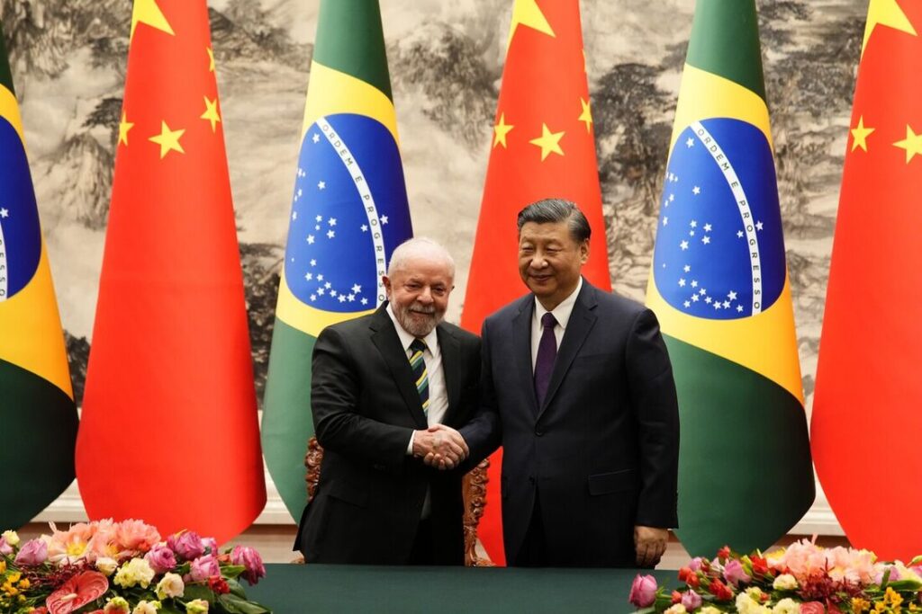 Imagem ilustrativa. Presidente Lula cumprimenta o ditador chinês, Xi Jinping, em visita diplomática à China.