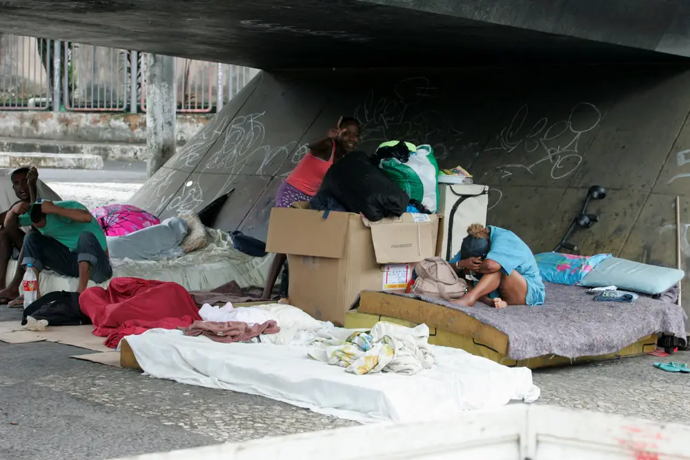 Moradores de rua sob um viaduto na região de Aquidabã, em Salvador. Foto de maio de 2013 | Foto: Joa Souza/Shutterstock