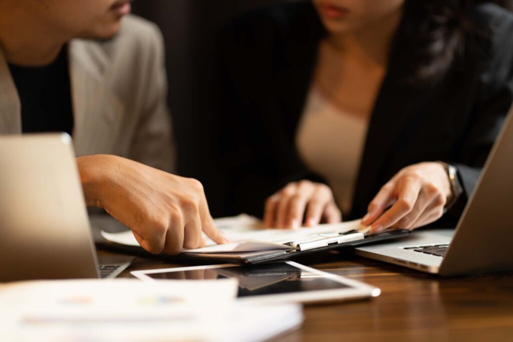 Advogados apontam para um documento sobre a mesa