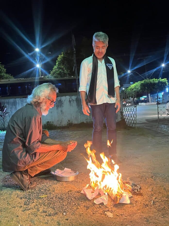 Joselito Ramos e João Filho realizam a tradicional queima dos votos, que ocorre após a apuração.