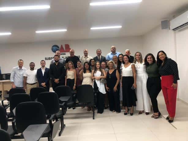 Advogados tiram foto com o Dr Abimael Borges em imersão sobre ChatGPT